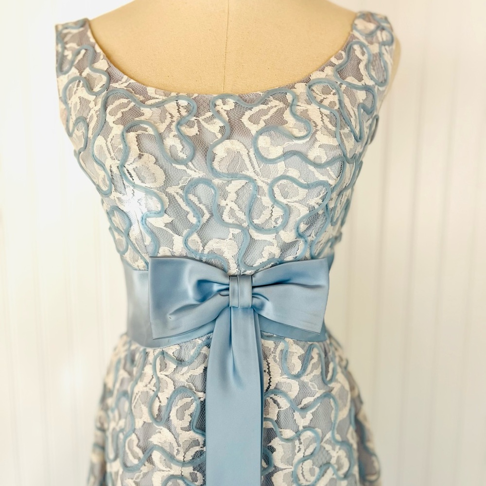 Vintage Blue and White Lace Gown with Satin Bow Small Unusual Pattern Applique - Picture 15 of 15